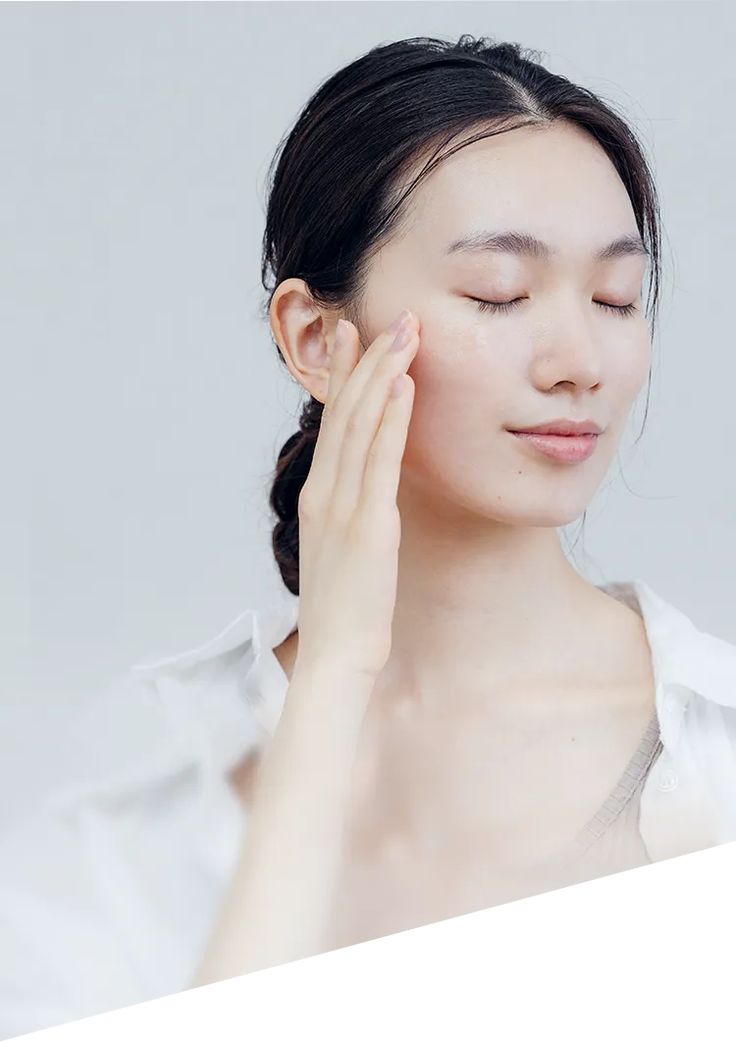 日本の女性がスキンケアするイメージ